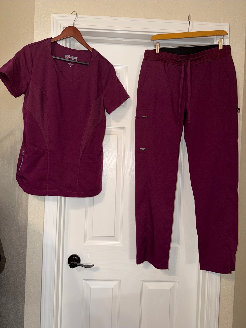Grey’s Anatomy woman medium scrub set